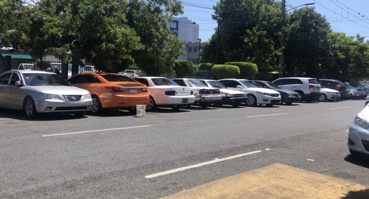 Estudiantes de la O&M exigen parqueos en el recinto