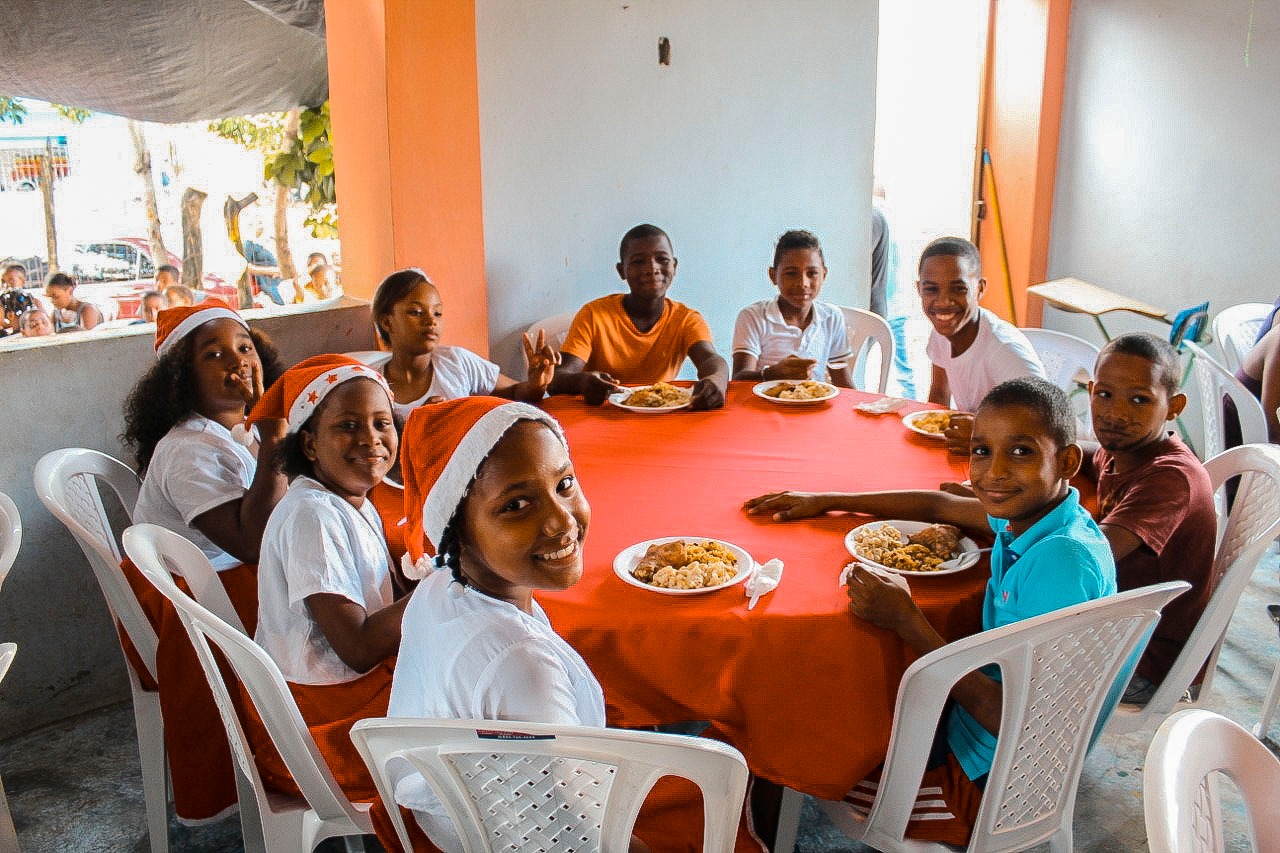 Fundación Brindando Sonrisas realiza cena navideña en el barrio Las Lilas