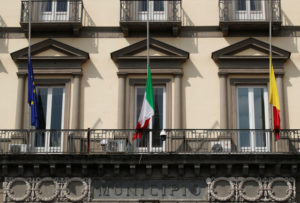 Italia con bandera a media asta en señal de duelo por la pandemia 