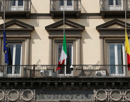 Italia con bandera a media asta en señal de duelo por la pandemia