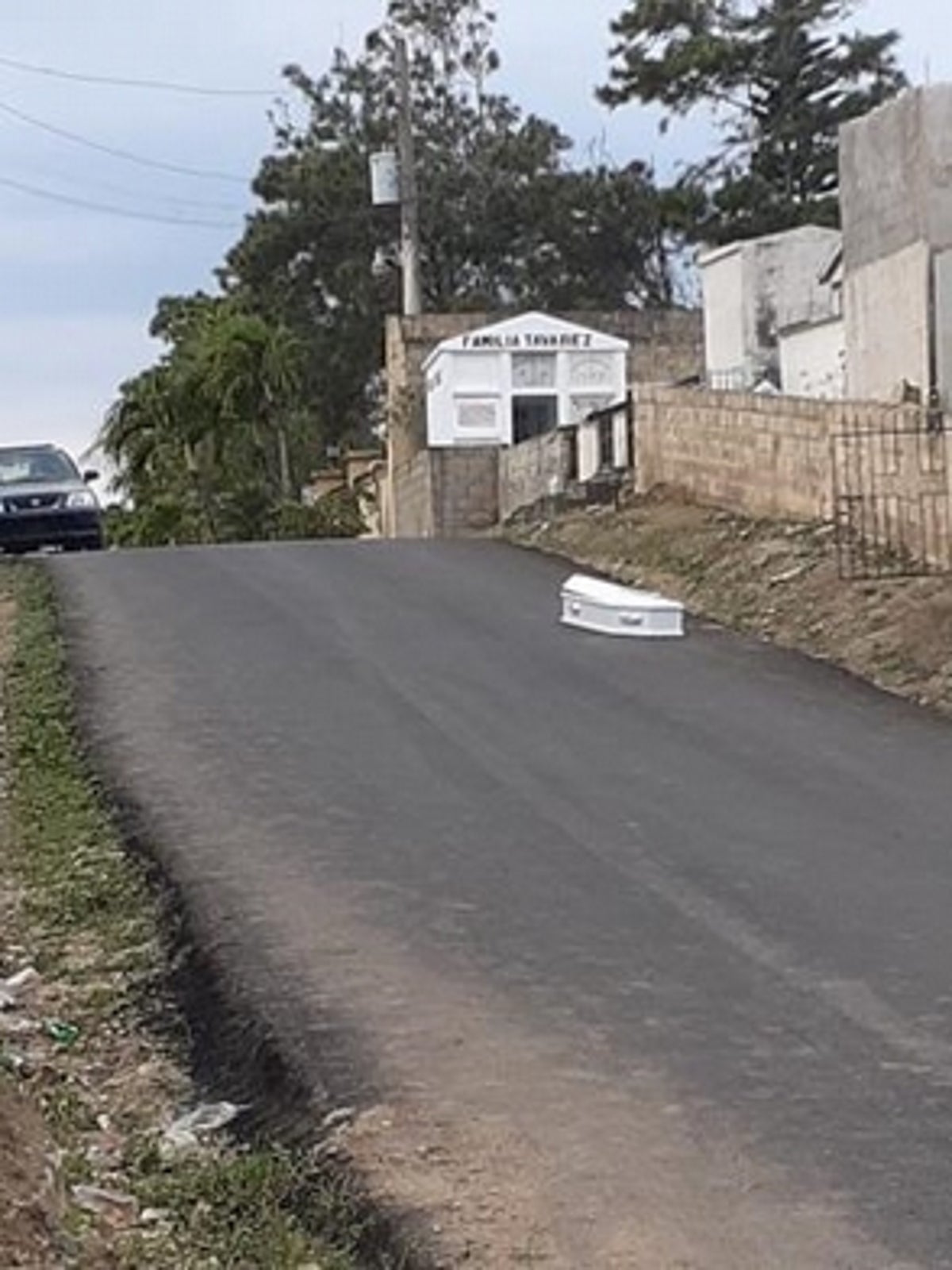 Otro ataúd abandonado en Santiago