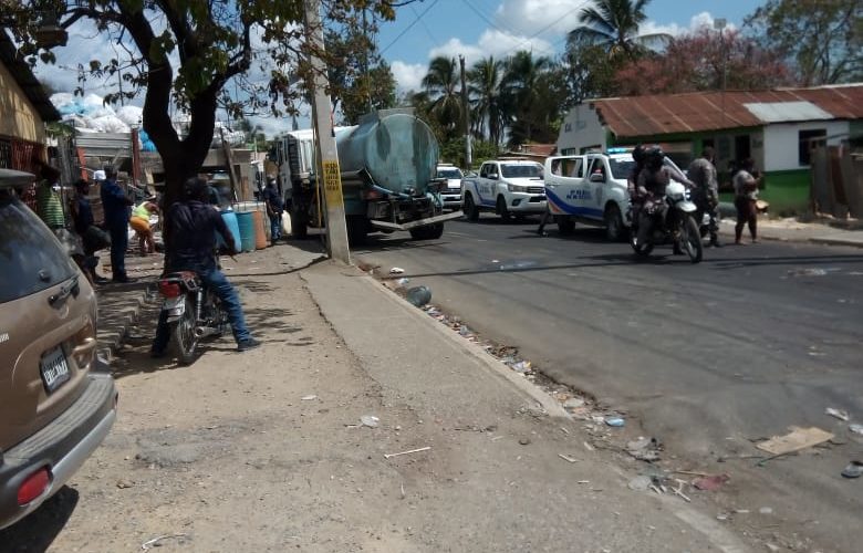 Mradores realizan huelga en Los Casabes por falta de agua