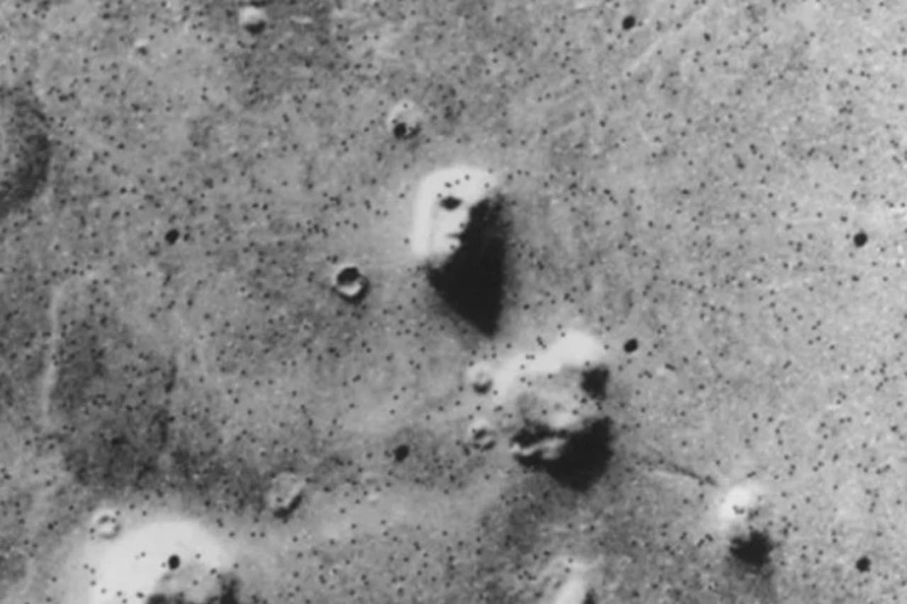 La NASA toma extrañas imágenes de formas humanas y objetos en Marte