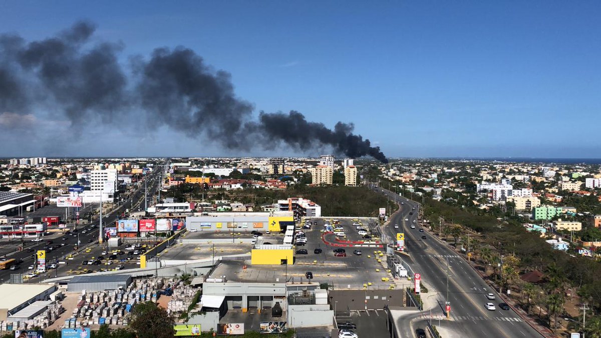 Taller de chatarra se incendia en Santo Domingo Este