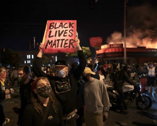 Manifestaciones por asesinato de afroamericano en Mineápolis se tornan violentas