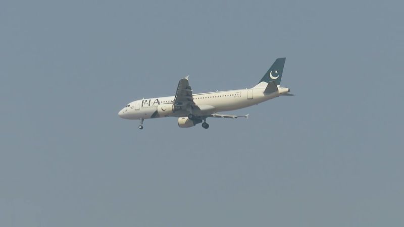 Un avión se estrelló con 107 pasajeros en Pakistán