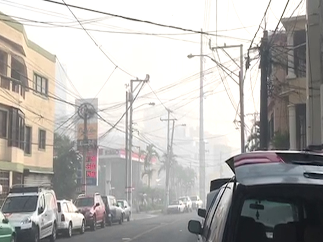 Ciudadanos despiertan afectados por humo de Duquesa