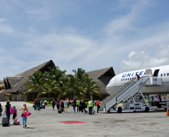 Primeros turistas en el país llegan por Aeropuerto de Punta Cana