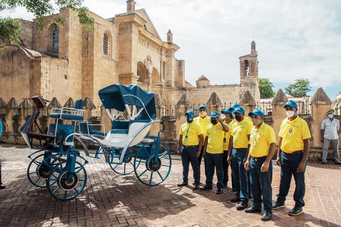 Coches eléctricos entran en funcionamiento en la Zona Colonial