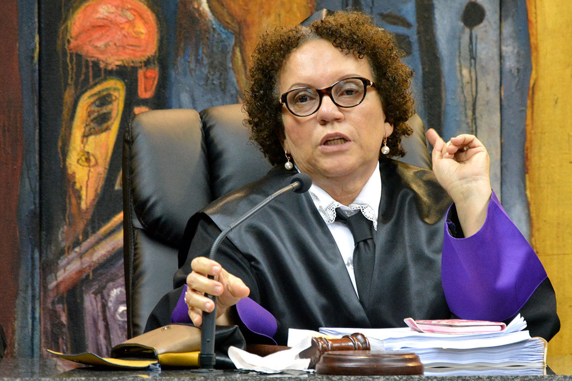 Procuradora afirma tener un cuarto lleno de expedientes de corrupción