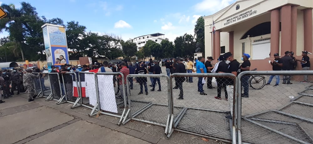 Pensionados de la PN exigen el pago del sueldo 13