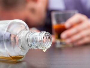 Autoridades persiguen fabricantes de bebidas adulteradas