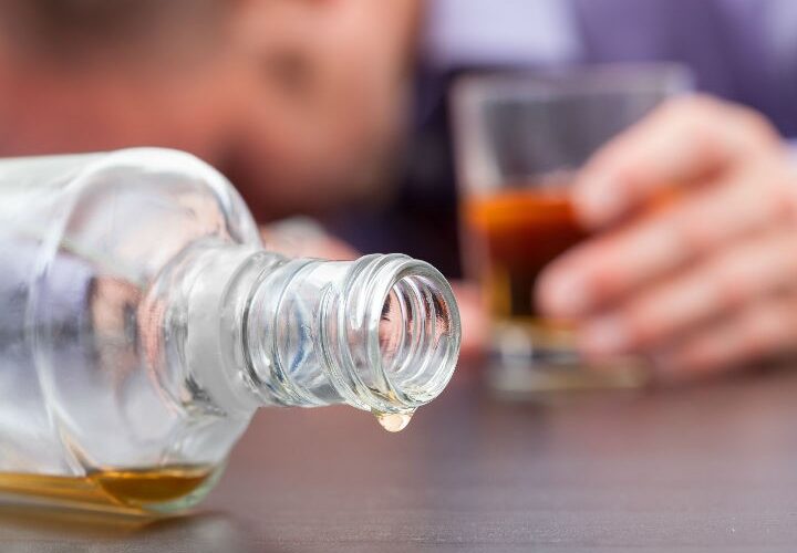 Autoridades persiguen fabricantes de bebidas adulteradas