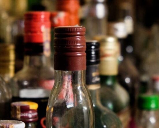 Fallecen dos personas más por consumo de alcohol adulterado