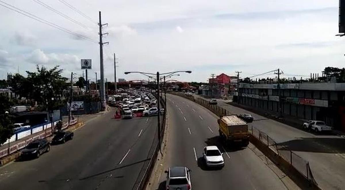 Un millón de pesos pagará mujer por conducir en vía contraria