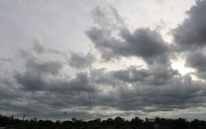 15 provincias en alerta amarilla; continuarán los nublados