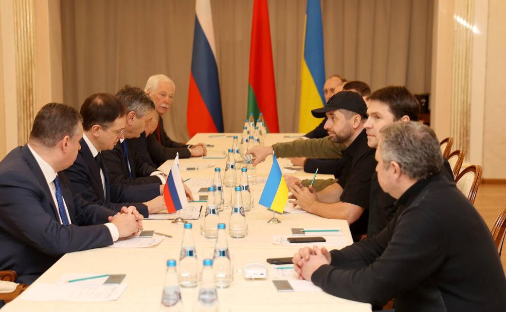Rusia y Ucrania terminan primer día de negociaciones