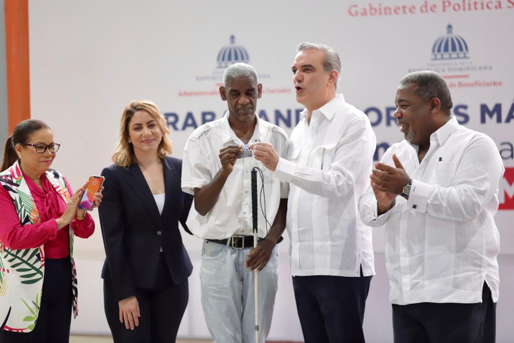 Gobierno inicia entrega de tarjetas Supérate a nuevos beneficiarios de programas sociales