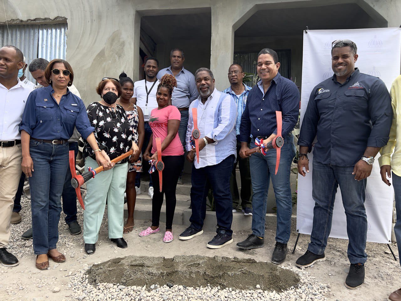 Tony Peña da primer picazo para la reparación de varias viviendas en Barahona.