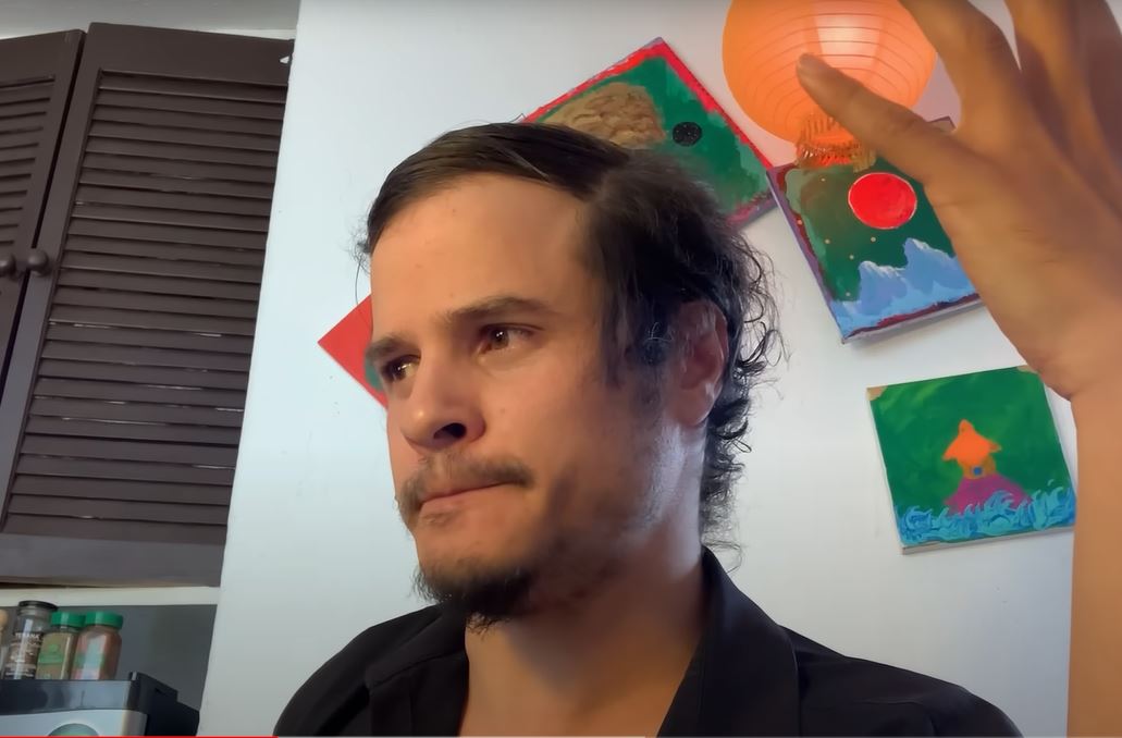 Juan Son, cantante de banda de rock mexicana, confiesa que fue violado de niño