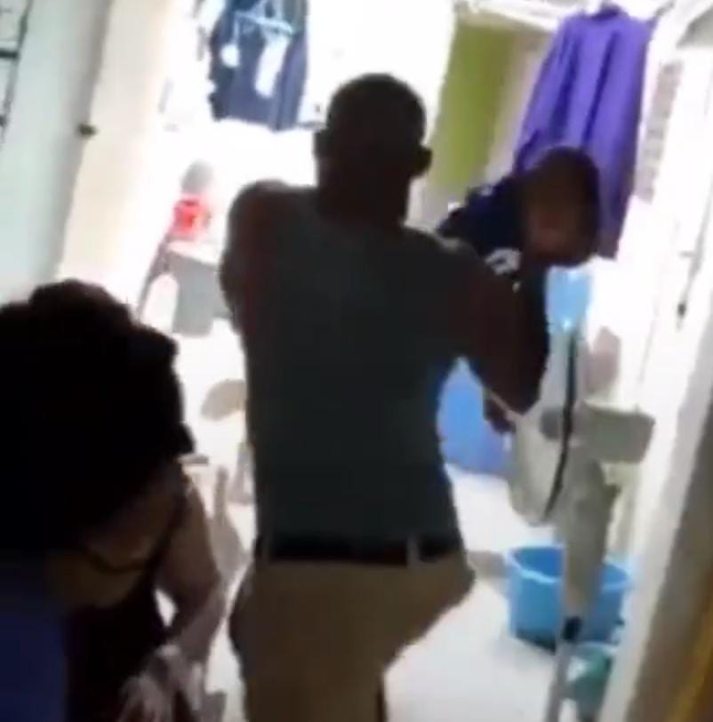 Hombre que introduce bebé en tanque de agua pide disculpas; Conani visitaría a la madre