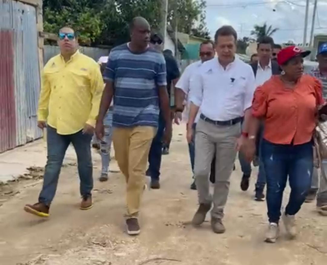 Ito Bisonó recorre La Romana para entregar más de 30 toneladas de ayuda