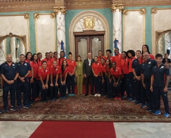 Reinas del Caribe visitan a Abinader tras ganar la Copa Panamericana