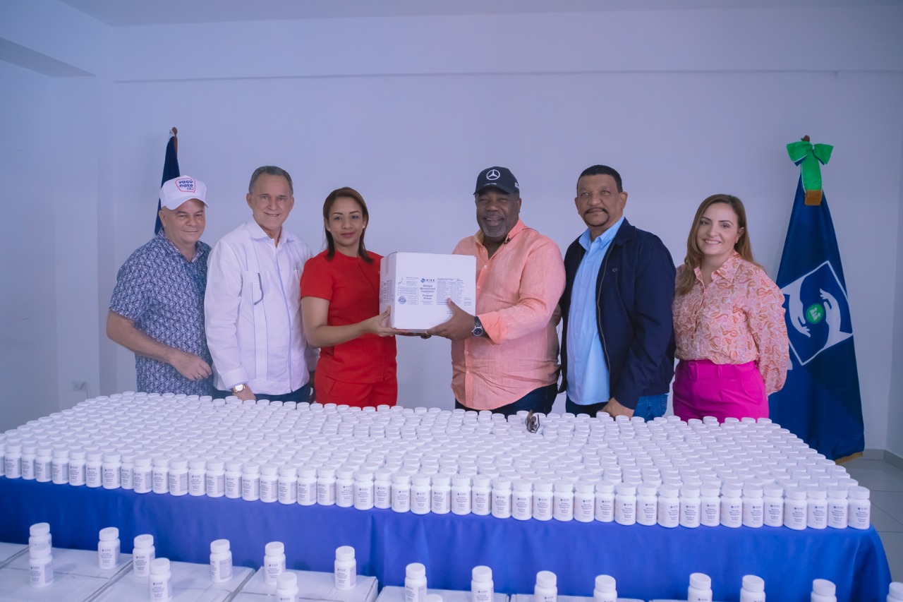 Gabinete Política Social dona medicamentos en La Vega