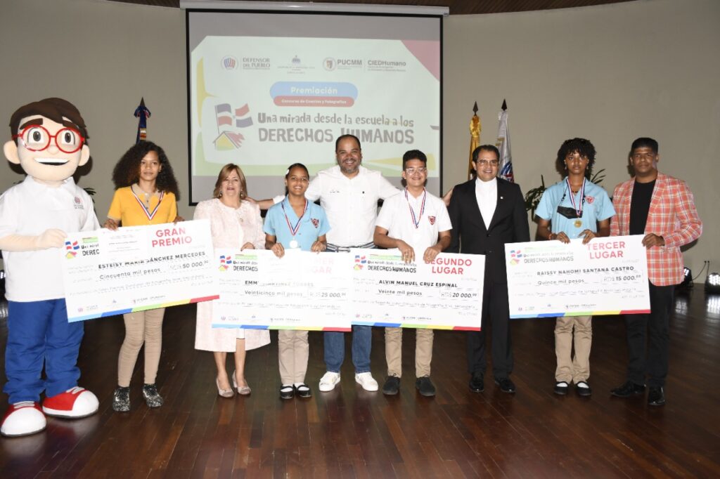 Defensoría del Pueblo, Minerd y Pucmm entregan premio escolar Derechos Humanos