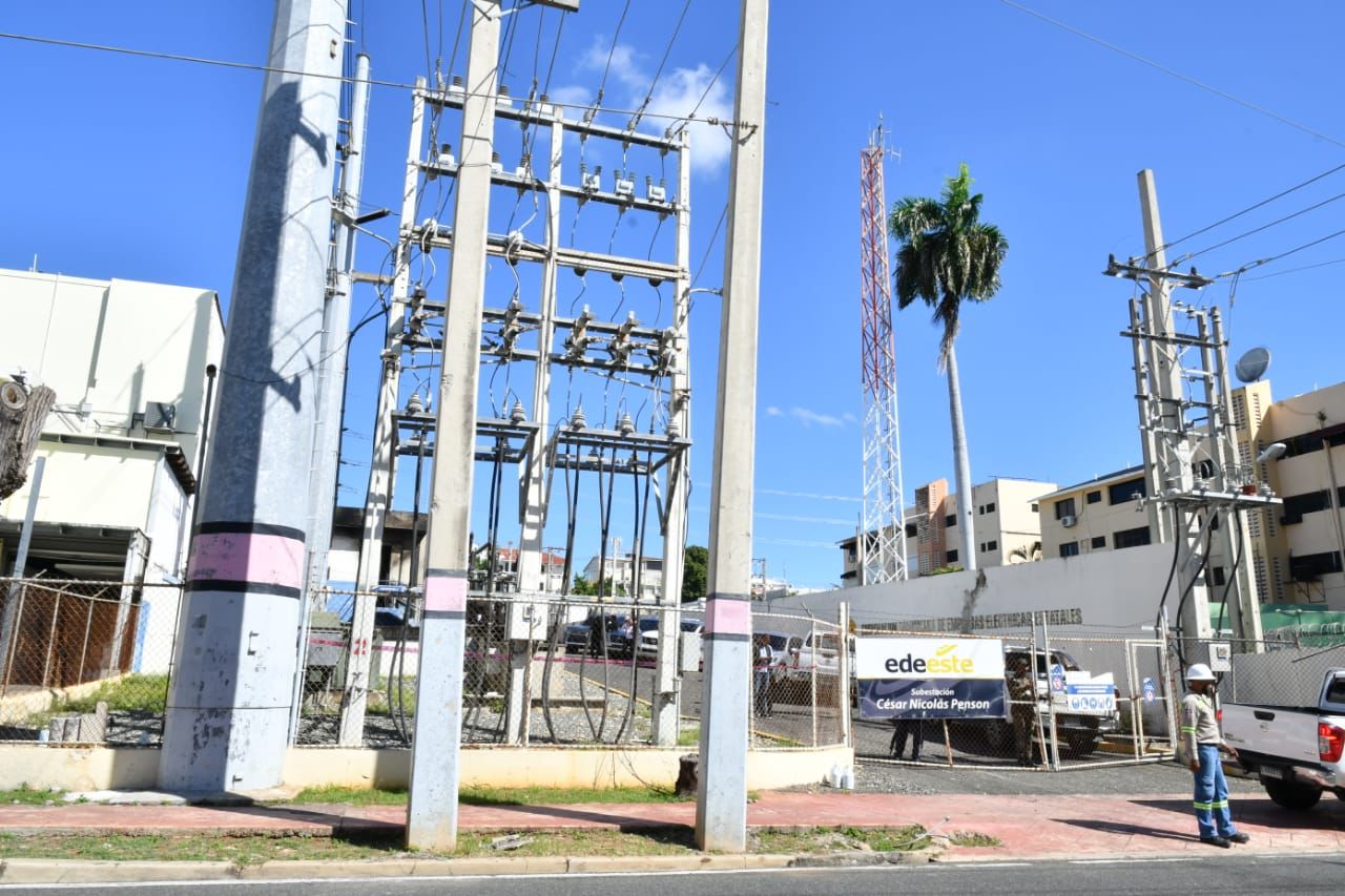 La Empresa Distribuidora de Electricidad del Este (Edeeste) rehabilitó la noche de este miércoles en su totalidad el servicio energético a los clientes de Gascue, tras resultar afectado la tarde del lunes por el incendio de la subestación energética de ese sector perteneciente al Distrito Nacional.