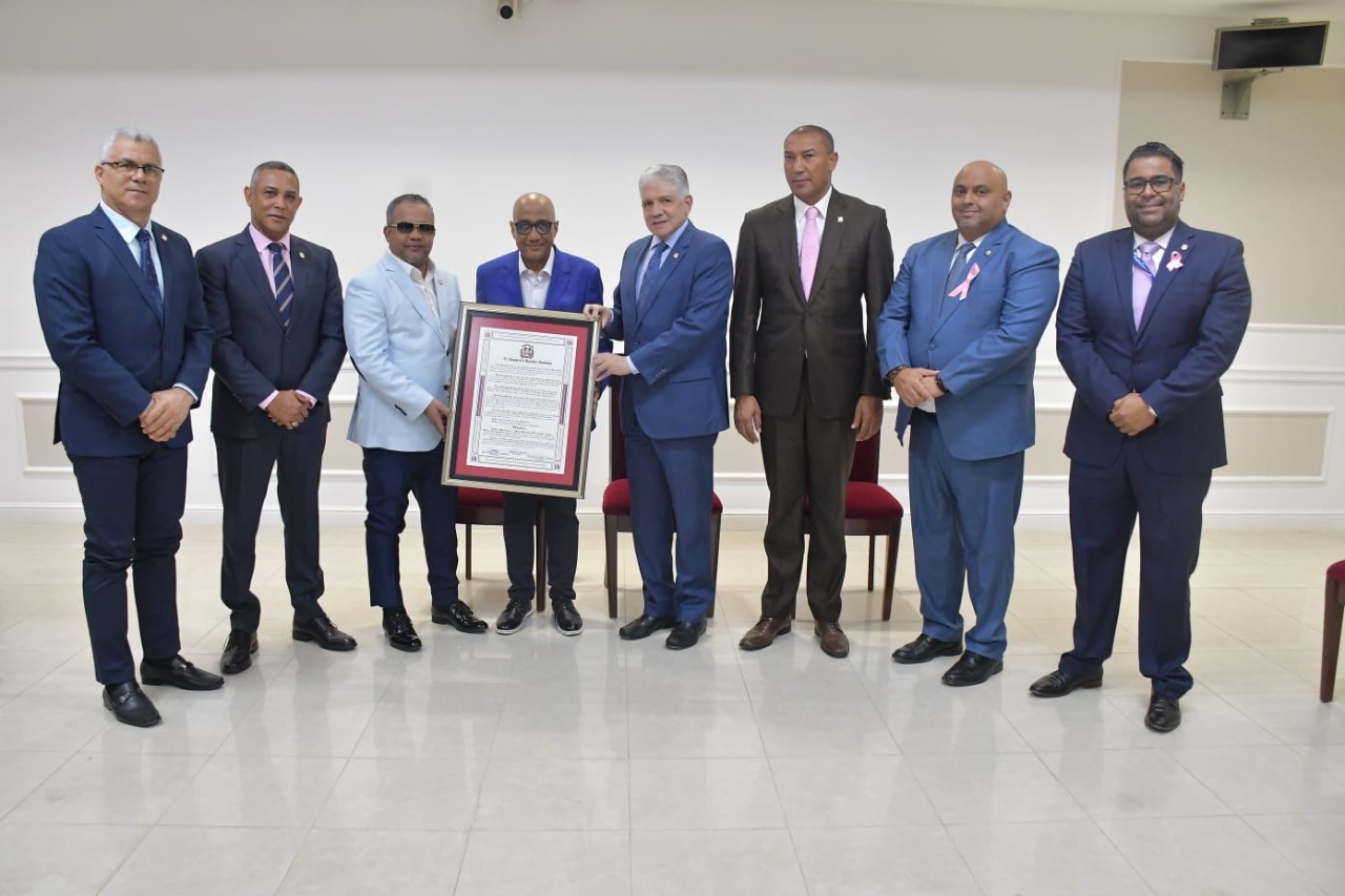 Senado de la República reconoce trayectoria musical del maestro Dionis Fernández