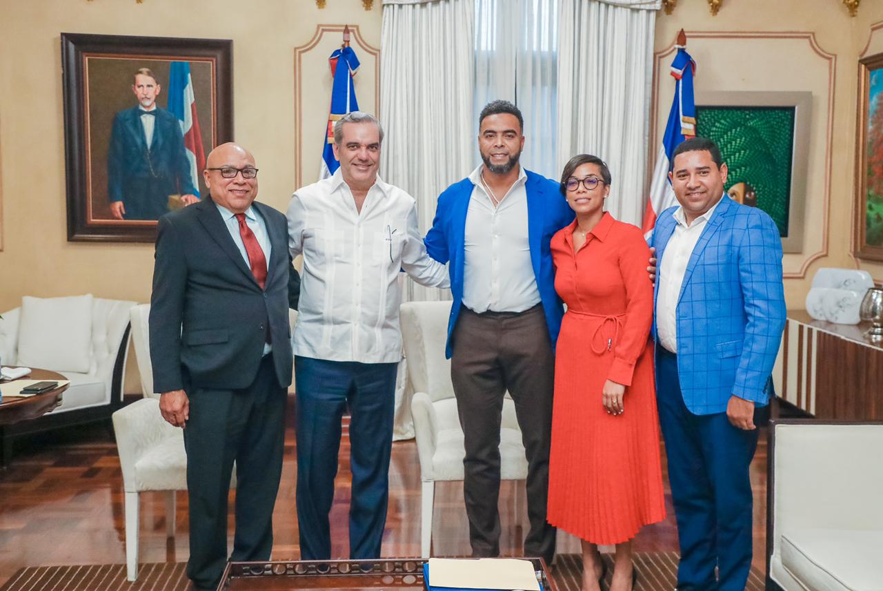 Presidente Luis Abinader recibe en el Palacio Nacional a Nelson Cruz
