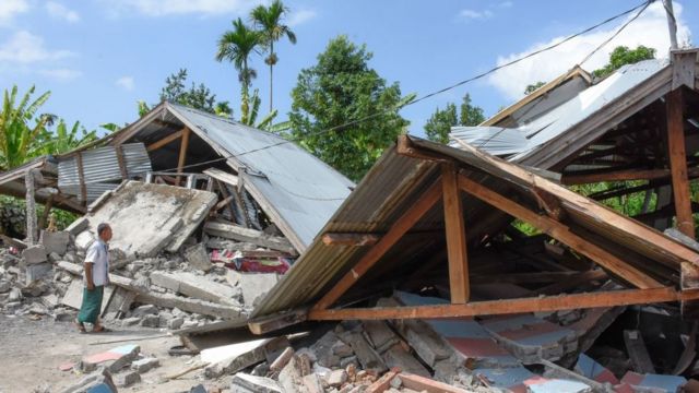 Aumentan a 318 los muertos por terremoto en Indonesia