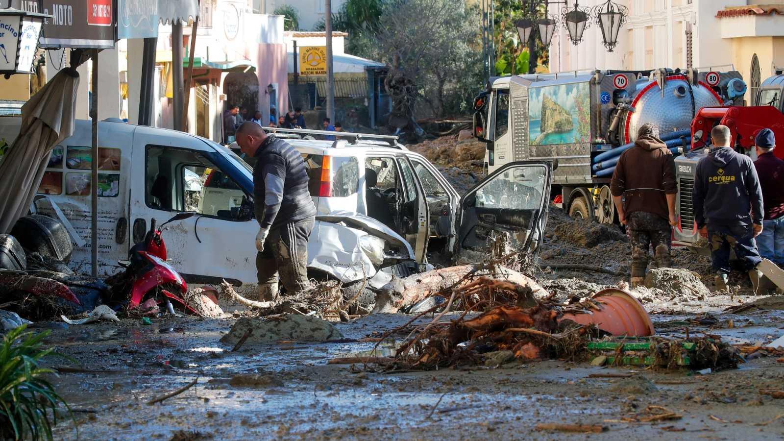 Se elevan a cinco los muertos confirmados en el corrimiento de Ischia