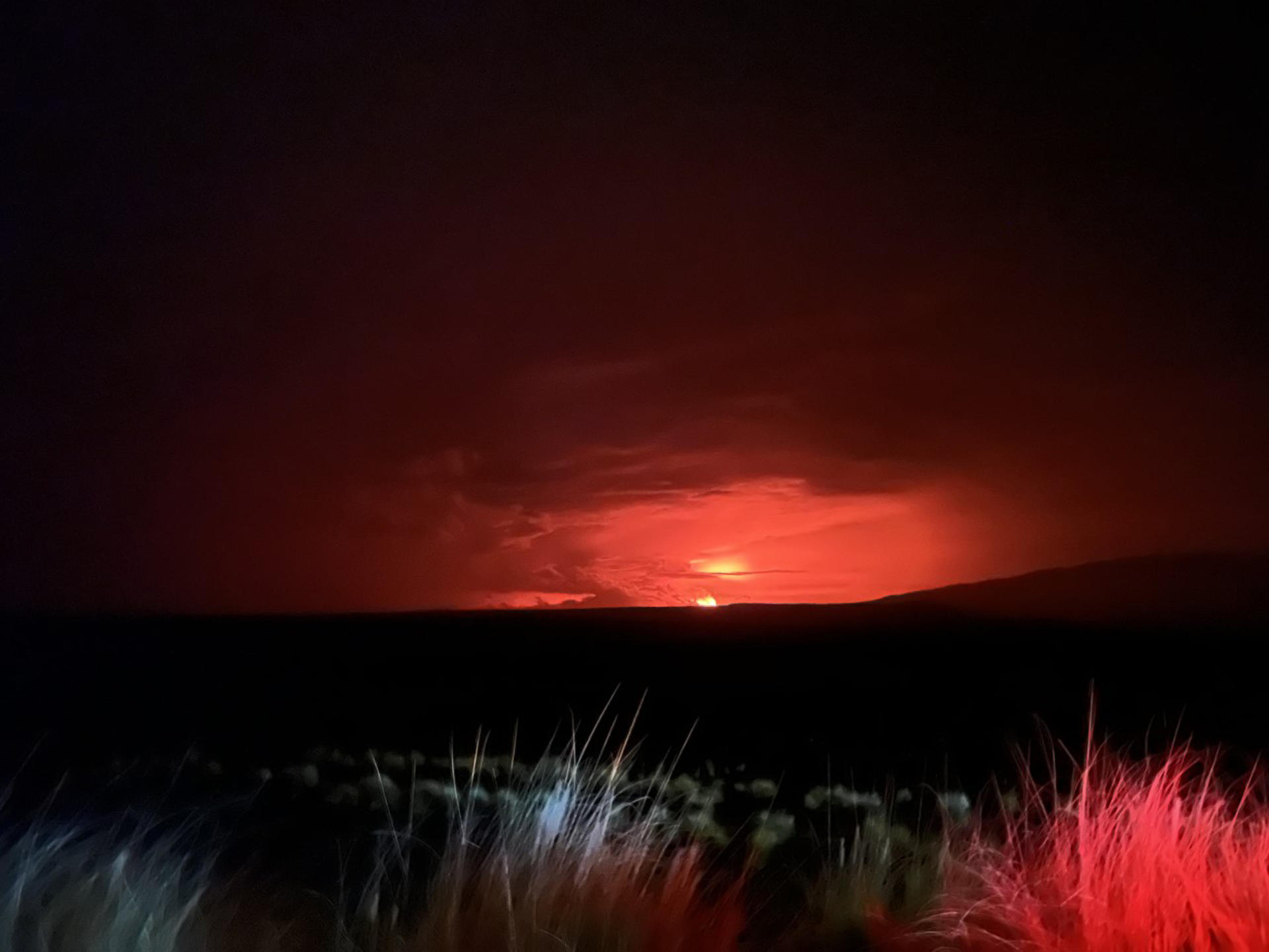 El volcán Mauna Loa de Hawái, el más grande del mundo que todavía permanece activo, entró en erupción este lunes por primera vez en casi 40 años.