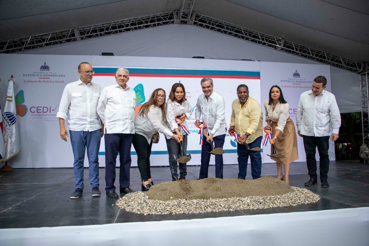 Abinader da primer picazo para construcción Centro de Atención Integral para la Mujer en Santiago