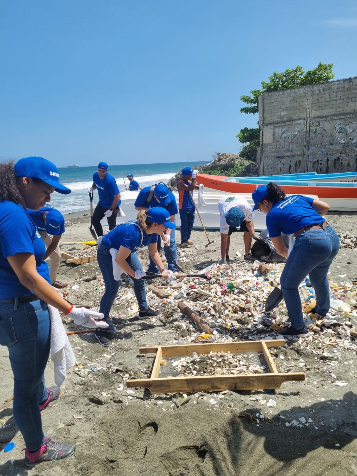 Voluntariado de Samsung en República Dominicana desarrolla jornada de limpieza en Playa Manresa