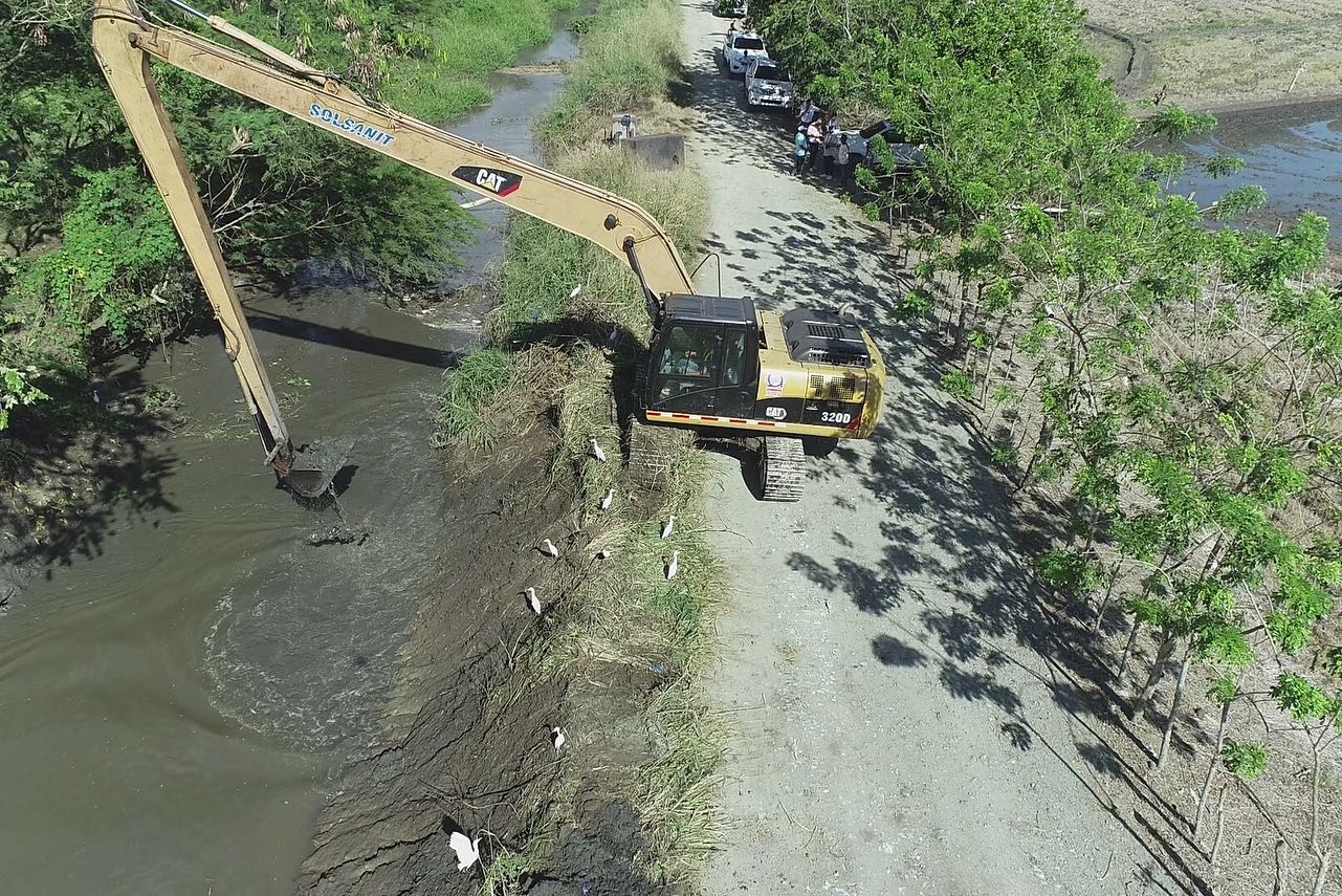 INDRHI beneficia a productores con programa de mantenimiento de canales en La Vega