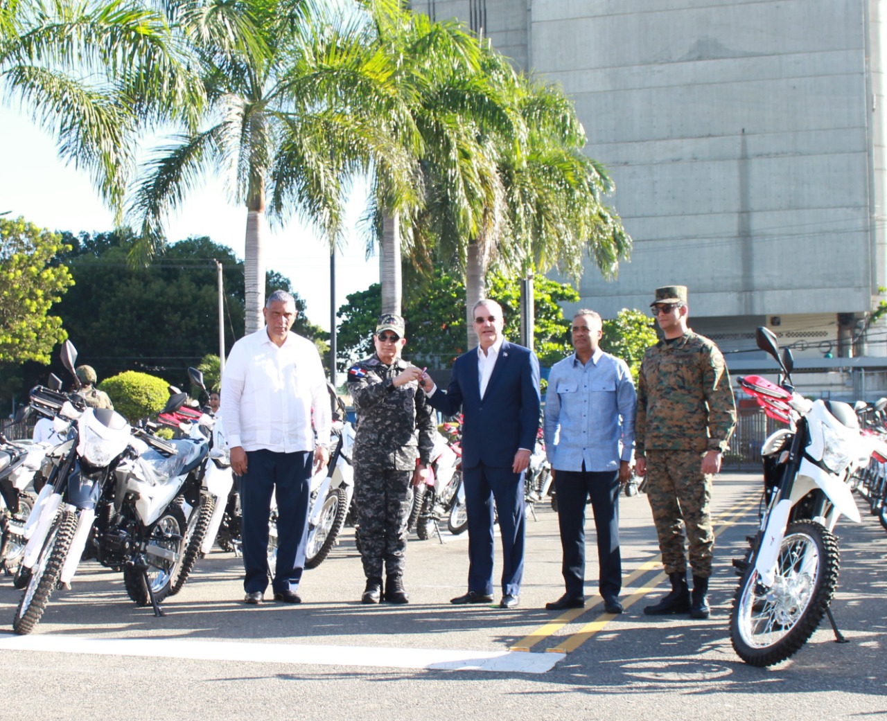 Abinader encabeza entrega de 130 motocicletas del Sistema 9-1-1 a PN
