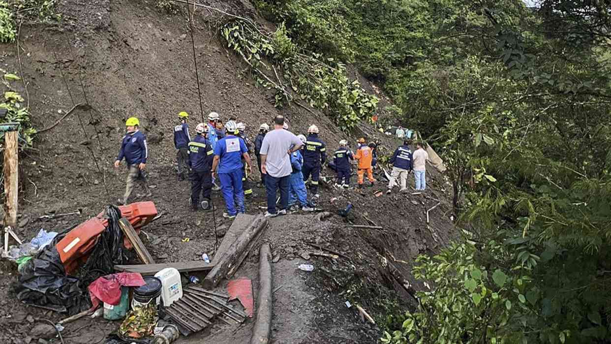 Se elevan a 27 los muertos tras deslizamiento de tierra en Colombia