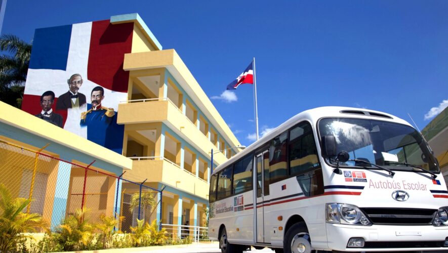 Gobierno lanza programa que garantiza transporte a estudiantes de escuelas
