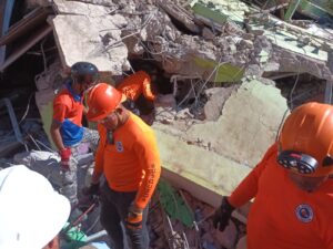 Solo dos personas están atrapadas en edificio colapsado mueblería en La Vega