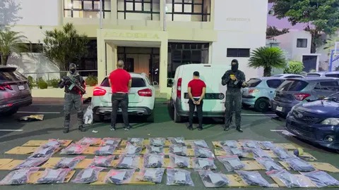 Autoridades apresan dos hombres con 320 láminas de cocaína en SDE