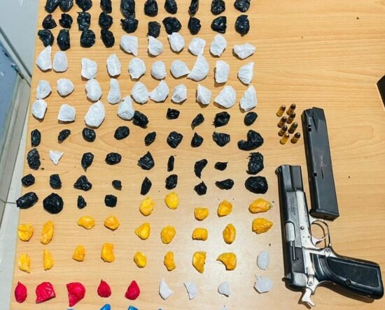 Autoridades apresan hombre con 150 porciones de presuntas drogas y pistola ilegal en Esperanza