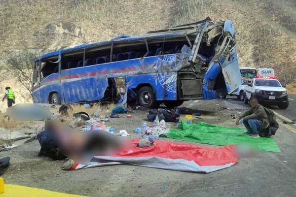Fallecen 13 migrantes y 38 heridos tras accidente de autobús en México