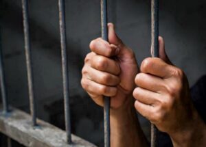 Condenan a 20 años de prisión a hombre por violar a menor de edad