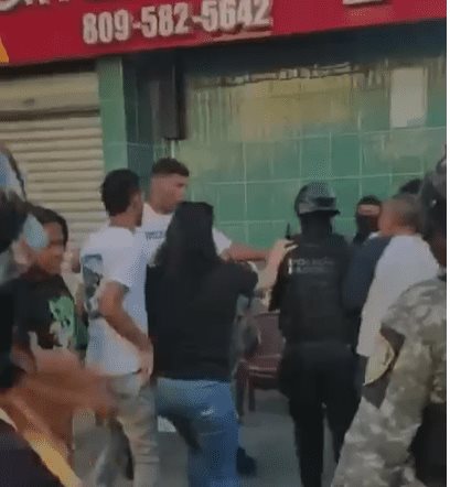 Video: Momento en que agente policial dispara a un menor en Santiago