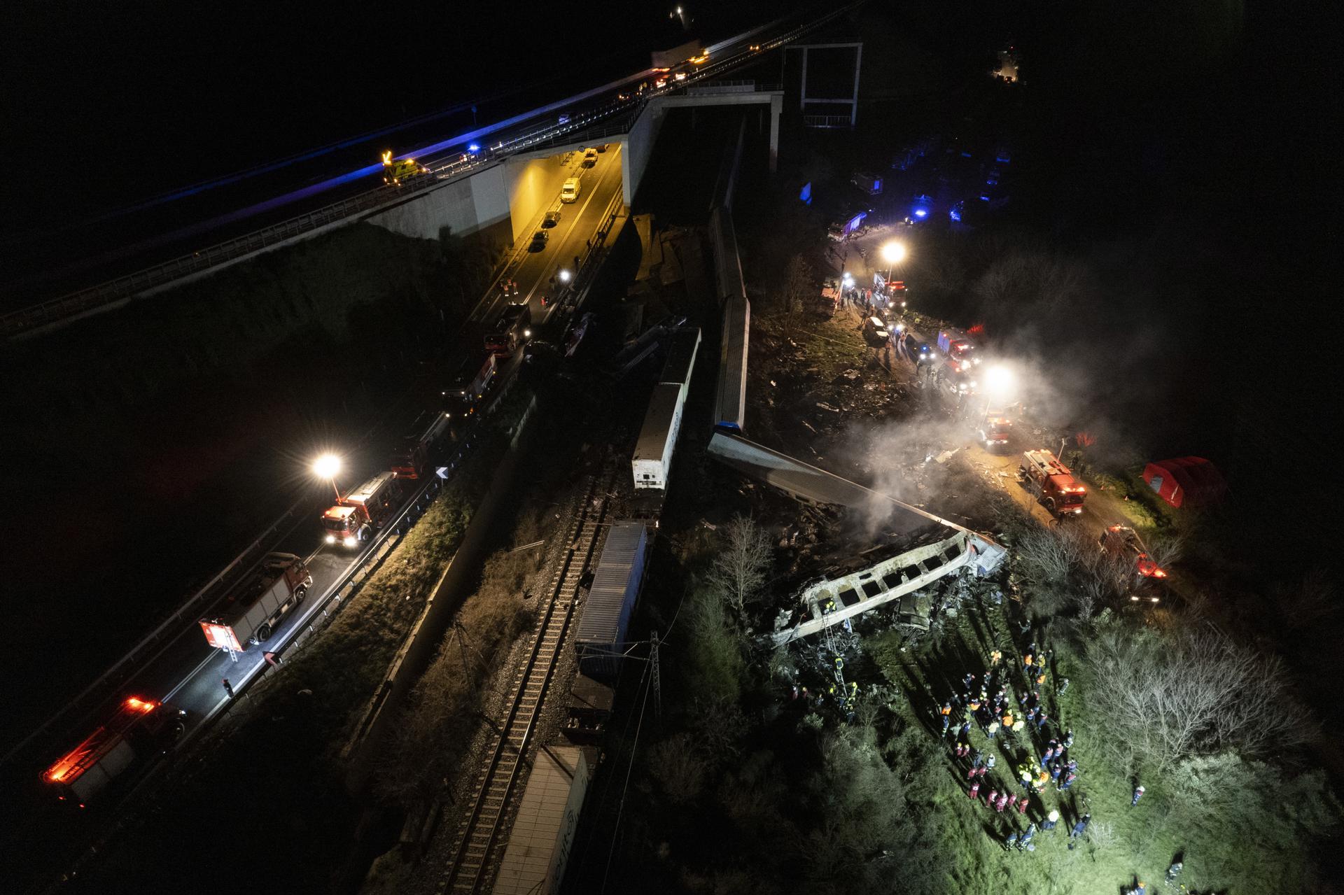 Ya suman 40 los muertos tras choque de trenes en Grecia; detienen jefe de estación