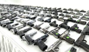 El Ministerio de Interior y Policía aseguró este miércoles que ha logrado sacar de las calles 11,291 armas de fuego en condición de ilegalidad desde el inicio del Gobierno de Luis Abinader (agosto 2020), fruto de un "esfuerzo conjunto" con el Ministerio Público, la Policía Nacional y el Poder Judicial. La declaración fue ofrecida en un acto de la entrega de 481 armas de fuego que se realizó en la gobernación de Puerto Plata, según recoge un comunicado de Interior y Policía. "Hemos logrado algo nunca visto en la República Dominicana", precisó el ministro de Interior y Policía, Jesús Vásquez Martínez, al referirse a la "coordinación efectiva" en la toma de decisiones preventivas en la lucha contra el crimen y la violencia, con la que se han alcanzado avances "significativos" en la materia. El ministro aprovechó la ocasión para destacar cómo la mediación de conflictos favorece el hallazgo de soluciones y evita que las disputas escalen y terminen en desgracias para las comunidades. "Estas armas de fuego entregadas no volverán a las calles. Con estas no volverán a matar a ningún otro ser humano, ese es el compromiso nuestro con el país", puntualizó el funcionario. Mientras, el fiscal de Puerto Plata, Kelmin Duncan, valoró el trabajo de la Policía Nacional, fiscales y otras agencias en el esfuerzo mancomunado para sacar de las calles cientos de armas usadas en hechos agresivos o delictivos que, en últimas consecuencias, enlutan "a miles de familias dominicanas".