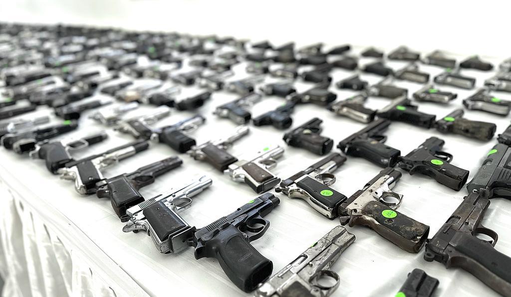 El Ministerio de Interior y Policía aseguró este miércoles que ha logrado sacar de las calles 11,291 armas de fuego en condición de ilegalidad desde el inicio del Gobierno de Luis Abinader (agosto 2020), fruto de un "esfuerzo conjunto" con el Ministerio Público, la Policía Nacional y el Poder Judicial. La declaración fue ofrecida en un acto de la entrega de 481 armas de fuego que se realizó en la gobernación de Puerto Plata, según recoge un comunicado de Interior y Policía. "Hemos logrado algo nunca visto en la República Dominicana", precisó el ministro de Interior y Policía, Jesús Vásquez Martínez, al referirse a la "coordinación efectiva" en la toma de decisiones preventivas en la lucha contra el crimen y la violencia, con la que se han alcanzado avances "significativos" en la materia. El ministro aprovechó la ocasión para destacar cómo la mediación de conflictos favorece el hallazgo de soluciones y evita que las disputas escalen y terminen en desgracias para las comunidades. "Estas armas de fuego entregadas no volverán a las calles. Con estas no volverán a matar a ningún otro ser humano, ese es el compromiso nuestro con el país", puntualizó el funcionario. Mientras, el fiscal de Puerto Plata, Kelmin Duncan, valoró el trabajo de la Policía Nacional, fiscales y otras agencias en el esfuerzo mancomunado para sacar de las calles cientos de armas usadas en hechos agresivos o delictivos que, en últimas consecuencias, enlutan "a miles de familias dominicanas".